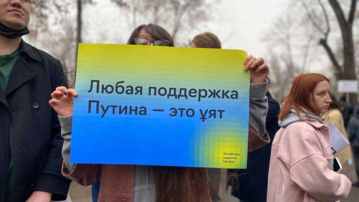"Путин, кет", "Ресей, оян", "Тоқаев, сөйле" - Алматыдағы митинг ұрандары. ФОТОРЕПОРТАЖ