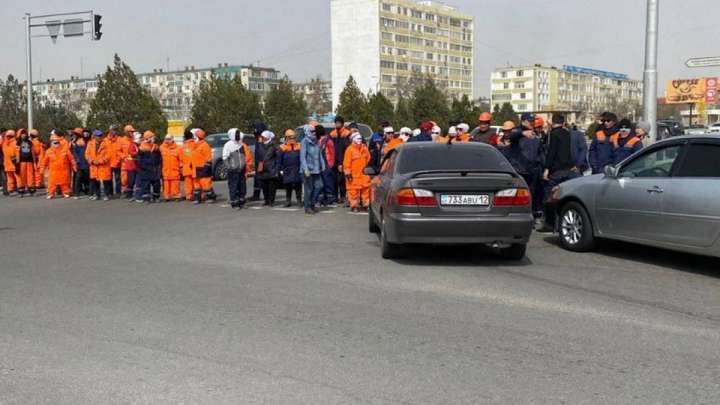 Ақтауда жұмысшылар жолды бөгеп, митингке шыққан