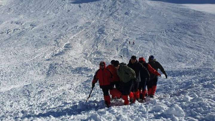 Алматы тауларында құтқарушылар екі адамды қар астынан алып шықты