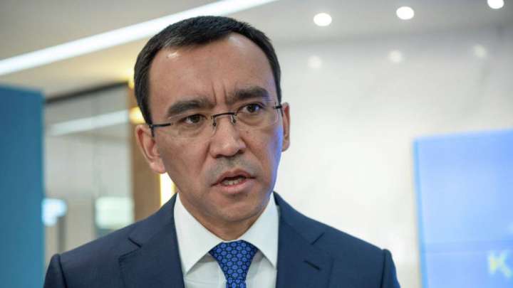 Депутаттар жоғарыда, журналистер жертөледе, Әшімбаев «биіктеп» барады