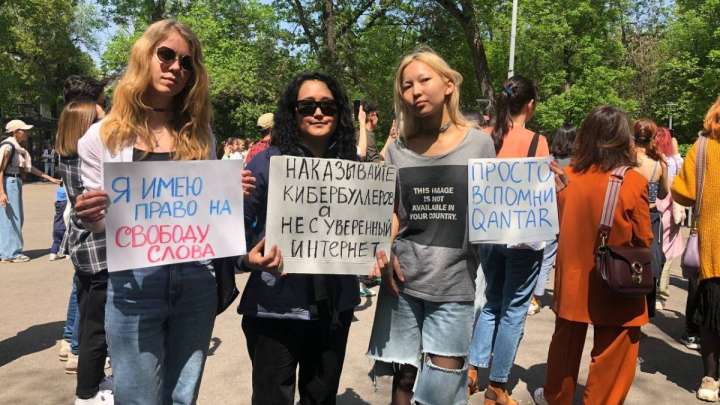 «Дети не смогут травить ЛГБТ в школе!». Как рассматривали скандальный законопроект Сарыма-Закиевой