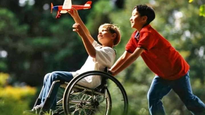 У вашего ребенка инвалидность. Как казахстанские семьи «принимают» собственных детей