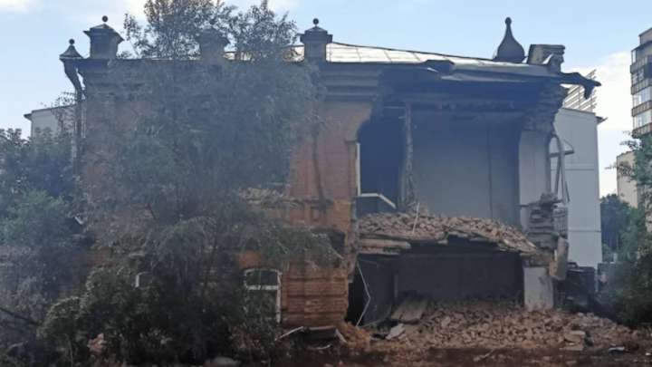 Семей тұрғыны әкімшілік қарсылығына қарамай тарихи ғимаратты қиратпақ болды