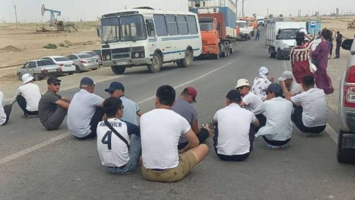 Жұмыссыз ауыл тұрғындары жолды жауып тастады