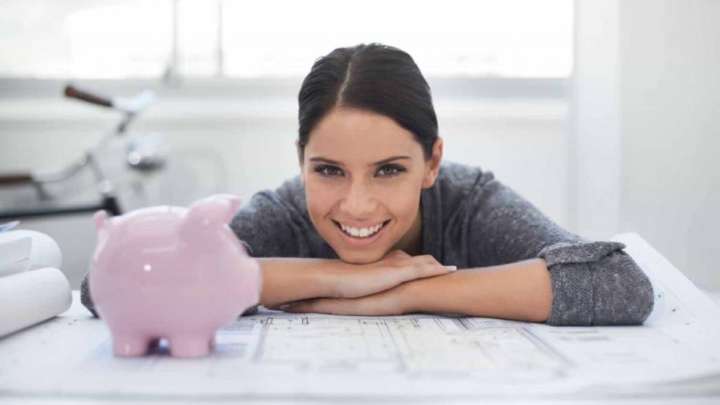 Денег мало, но инвестировать хочется. Эксперты рассказали, что делать