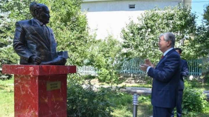 Тоқаевтың Қырғызстанға сапары:  Әуезовті ұлықтау, Назарбаевтан бас тарту