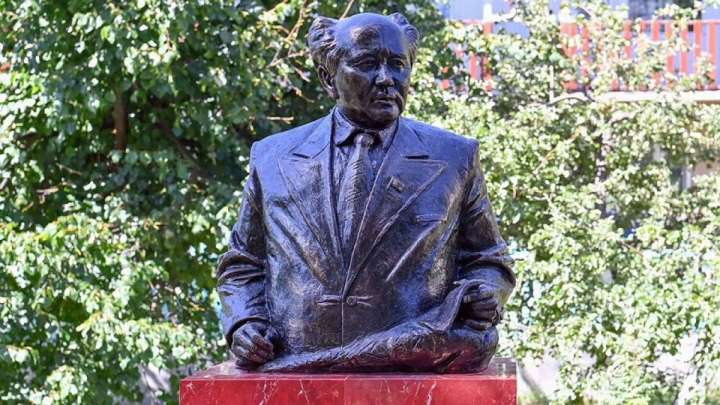 Әуезов көшесіндегі №1 үй. Шолпан-Атаға барғанда