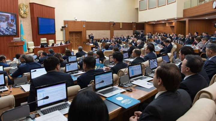 Мерекелерді қосқанда 90 күн.  Депутаттардың демалысын қысқарту керек пе?   