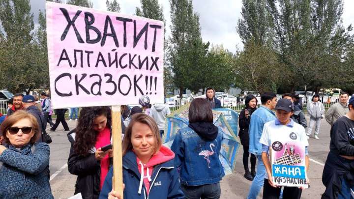 Кульгинову подарили тапки, каску и золотую лопату (ВИДЕО)