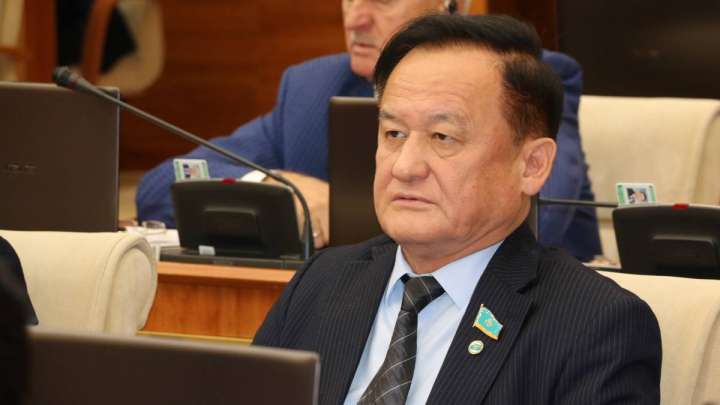 Семерка – священное число: Казыбек Иса объяснил поправки в Конституцию