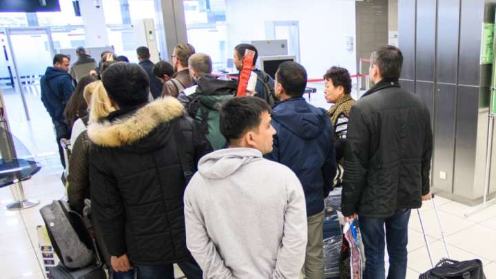 Казахстан продолжает принимать россиян. Что скажет правительство?