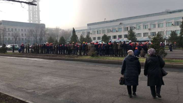 "Казфосфат" жұмысшылары ереуілге шықты. Басшылық кешірім сұрады