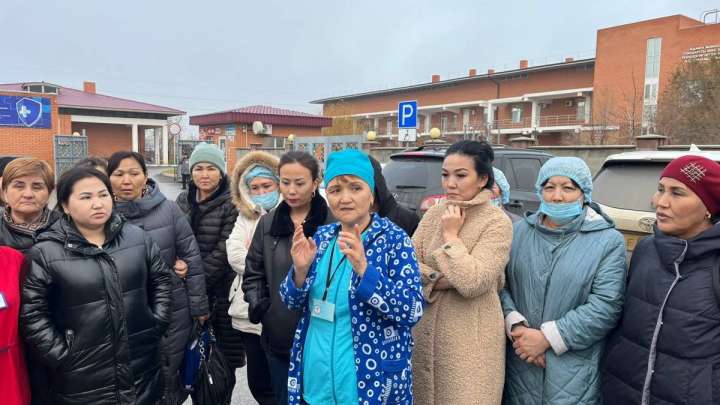 Медработники вышли на митинг в Атырау
