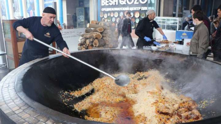 Министр Қарашөкеев тағы да қарап отыра ма? 