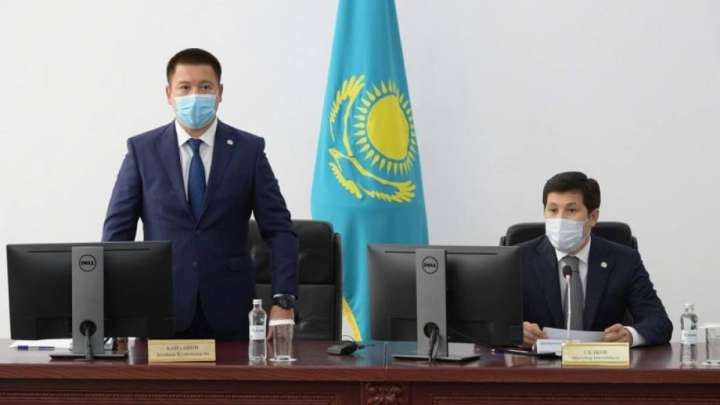 «Курстастар». Сқақов кетті, Байханов келді