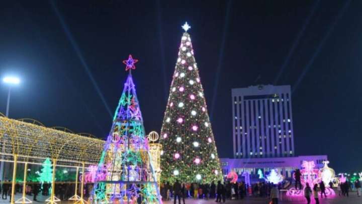 Родственники погибших в январских событиях не позволили установить елку возле здания акимата в Шымкенте