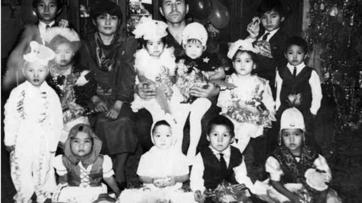 Хотели взять только двоих, но усыновили десятерых малышей