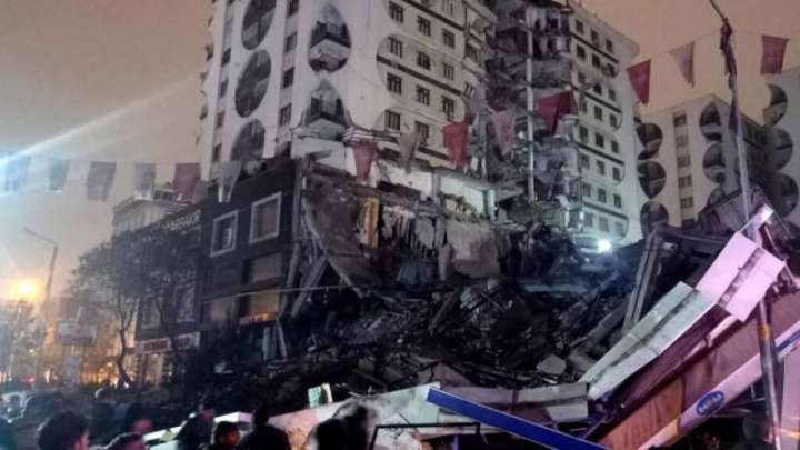 Түркияда жер сілкінісінен қаза тапқандар саны 912-ге жетті