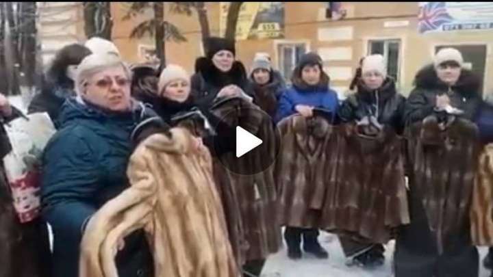 «Такая возможность». Шубы подарили вдовам военнослужащих в России (ВИДЕО)