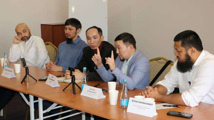 Практикующие мусульмане идут в парламент