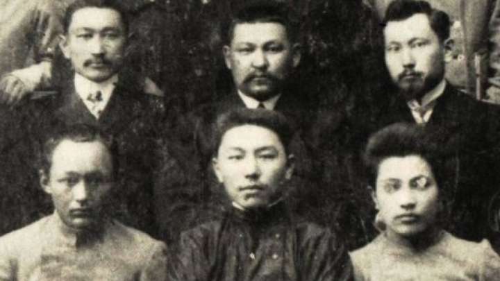 Абайдың кешін алғаш өткізген Құлжановты атқызған кімдер? 