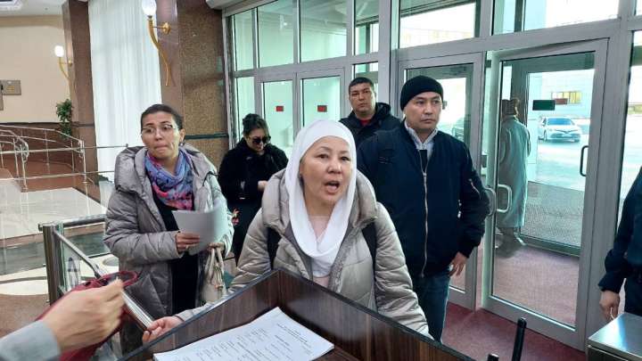 «Депутаттар, шығыңдар!». Ашынған әйелдер Парламент үйіне барды  