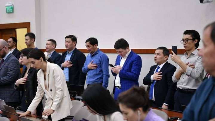 Әнұран айтылғанда орнынан тұрмаған журналистер сынға қалды