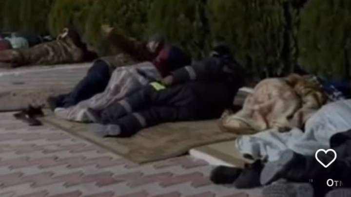 Жаңаөзенде қысқартылған жұмысшылар далада түнеп шықты