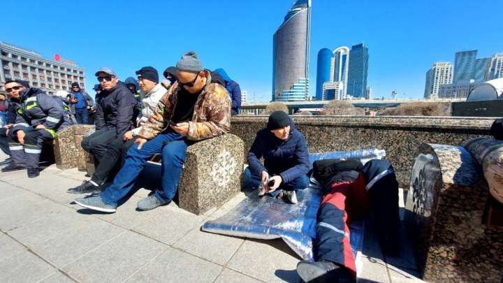 Жанаозенские нефтяники продолжают протестовать в Астане