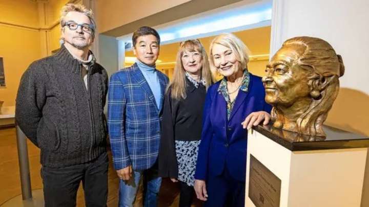 «Жоғалып кеткен» Бауыржан Байбек неміс музыкантына қоладан мүсін тұрғызды