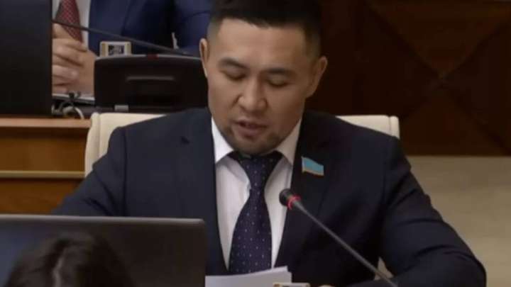 Депутат Назаров қызтекелер мен көгілдірлерге шүйлікті