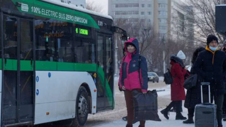 Астананы қалың қар басты.  Тұрғындар автобустардың кешігуіне шағымданып жатыр 