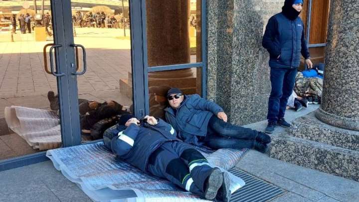 Соцнапряженность в Жанаозене хотят снизить трехлетними контрактами