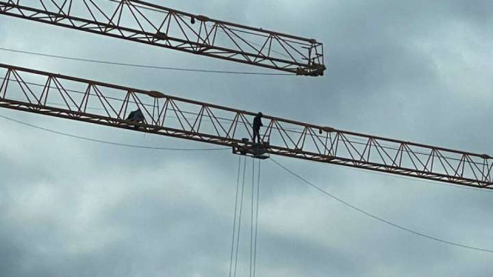 «Өзімді өртеп жіберемін». Астанада наразы азамат мұнара кранына шықты