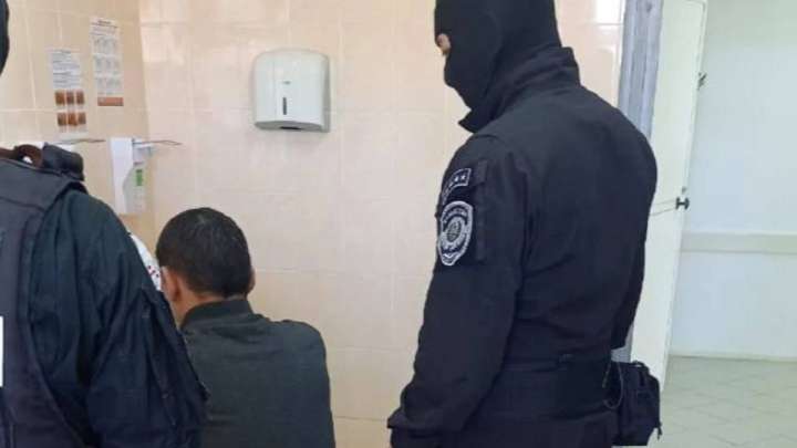 Үш баланы өлтіру. Полицейлер бірін бірі терістеп жатыр.