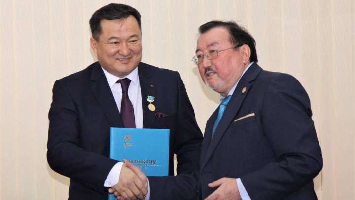 Президентке  ашық хат.  Ар-ұятына кір жұқпаған жазушы бар.