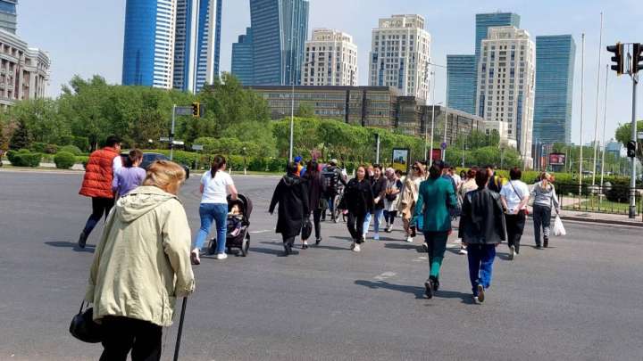 Почему беднеют казахстанцы, рассказали в парламенте