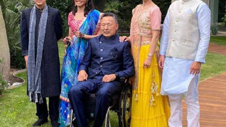 Сауат Мыңбаевтың арбада отырған суреті жарияланды