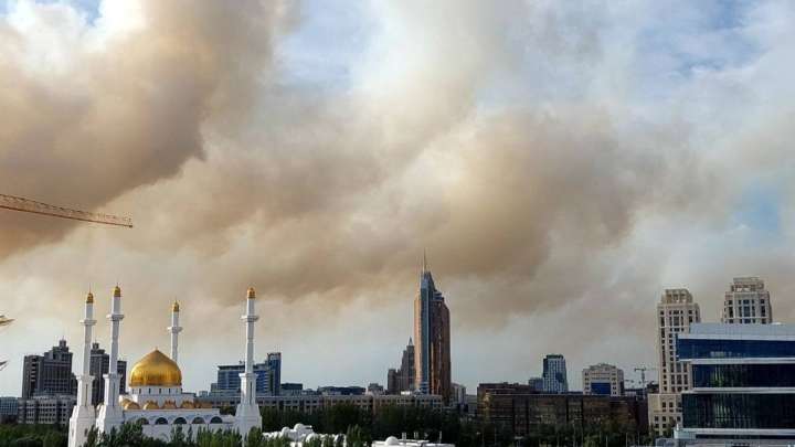 Потушить пожар в Астане не помогает даже министр по ЧС