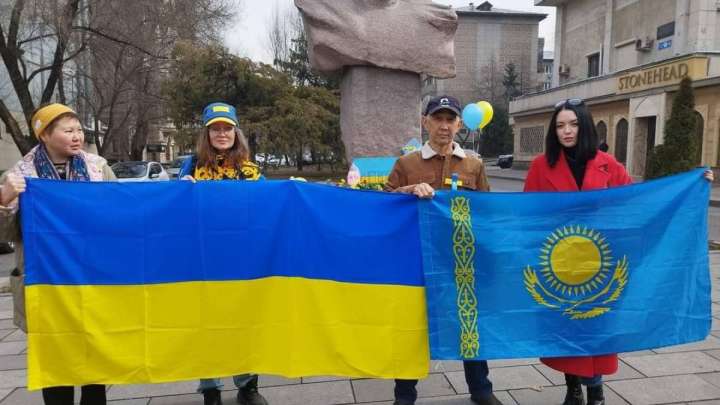 Касымбек запретил митинговать против войны в Украине
