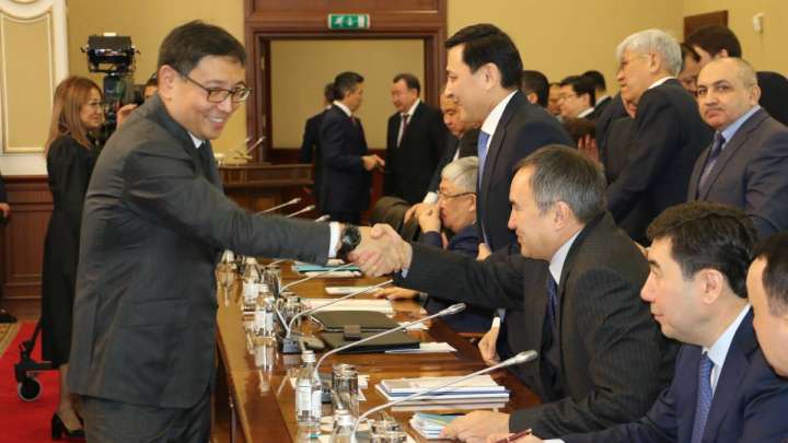 Почему лишить казахстанцев интернета легче, чем Досаева должности?