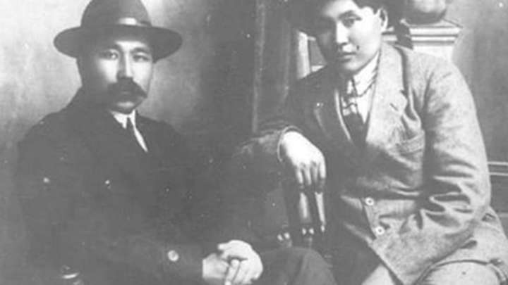 Сәкен Сәбит Мұқановты қалай тәрбиеледі?