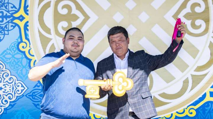 Қ. Бозымбаевтың баласы ауылға мектеп салып берді