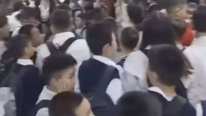 В школьной давке дети просили о помощи в Астане (ВИДЕО)