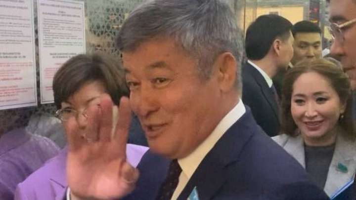 Турлыханов под гнетом «инфоатак» послал воздушный поцелуй