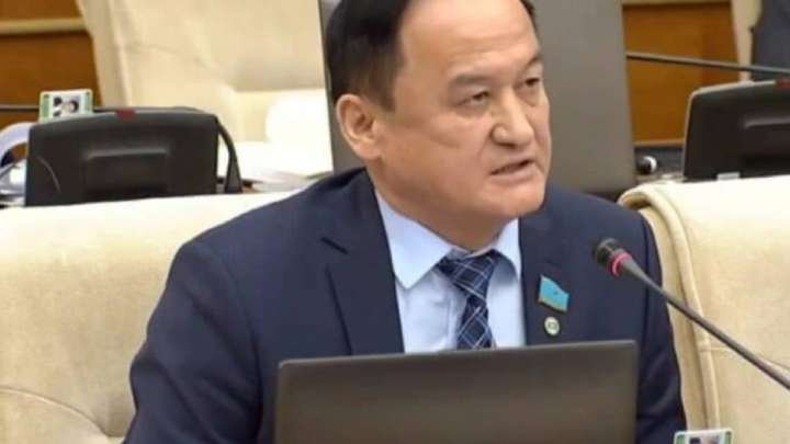 Депутат Қазбек Иса халықаралық құжаттың орыс тілінде жасалатынына наразы