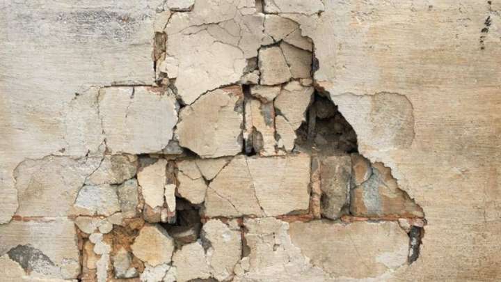 Оралда тұрғынның басына кірпіш құлап, көз жұмды