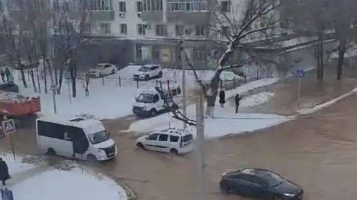Орал қаласында құбыр жарылып, көше суға толды