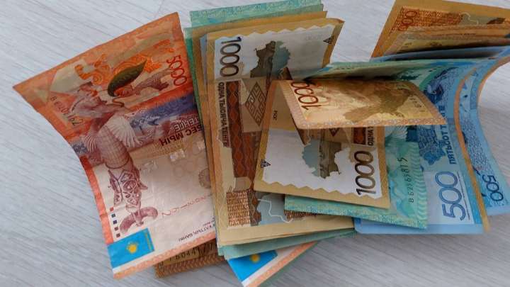 Рост зарплат в два раза ниже реального роста экономики в Казахстане