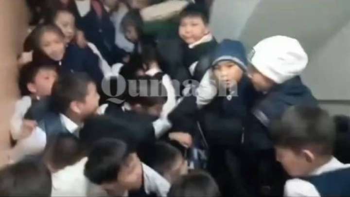 «Директор қызметінен кетті»:  Алматыда киім ауыстыратын бөлмеде оқушылар қысылып қалды